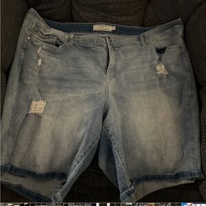 Torrid Bermuda length shorts size 24